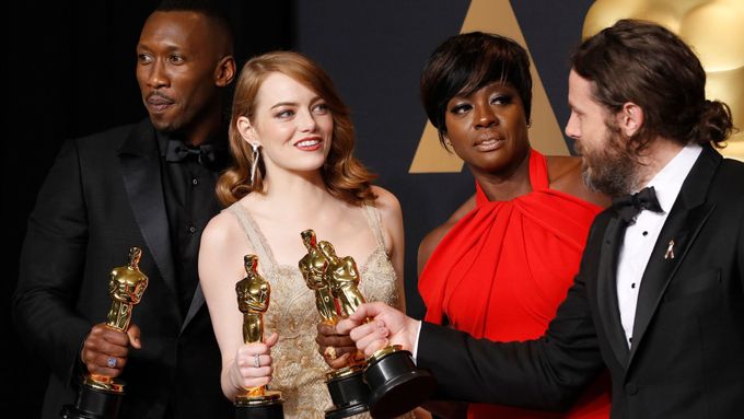 Fotky z Oscarů: Dojatý Affleck, stužky proti Trumpovi a zmatky při vyhlašování nejlepšího filmu