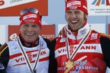 Spokojení Němci Tobias Angerer (vlevo, stříbrný) a Axel Teichmann (zlatý) po doběhu mužského skiatlonu na MS v Sapporu.