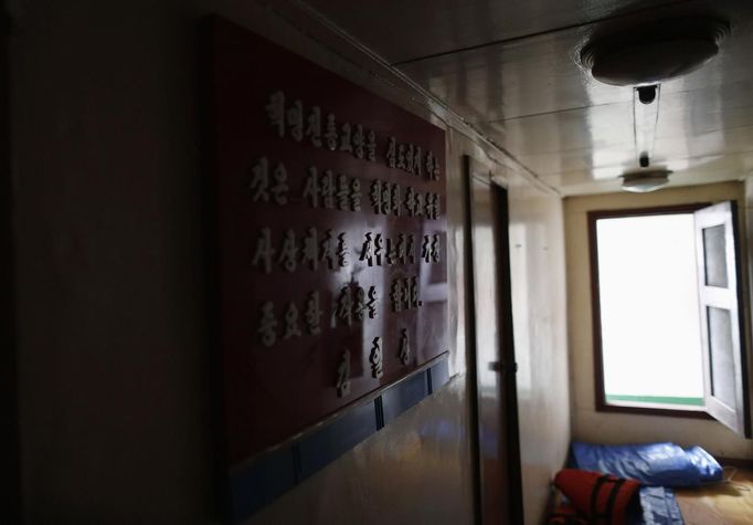 A wall hanging is seen in one of the rooms inside a North Korean flagged ship "Chong Chon Gang" docked at the Manzanillo Container Terminal in Colon City July 16, 2013. Panama detained the North Korean-flagged ship from Cuba as it headed to the Panama Canal and said it was hiding weapons in brown sugar containers, sparking a standoff in which the ship's captain attempted to commit suicide. REUTERS/Carlos Jasso (PANAMA - Tags: POLITICS CRIME LAW MARITIME) Published: Čec. 17, 2013, 12:34 dop.