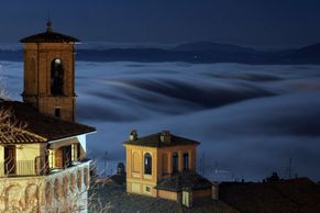 Podívejte se na italské město Perugia ponořené do mlžného oparu