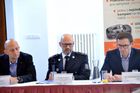 Jan Straka z policejního prezidia (uprostřed) na tiskové konferenci Autoklubu České republiky věnované asistenčním systémům.