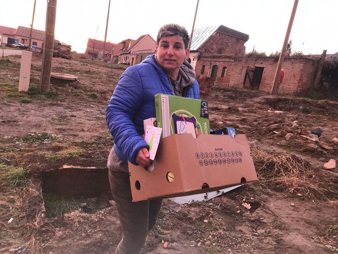 Některá místa se po tornádu příliš nezměnila, například tady v Hruškách, kam Barbora Zdráhalová vyrazila s dárky také.