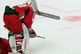 Zklamaný ruský gólman Alexander Jeremneko láme hokejku po semifinalové porážce od Finska.