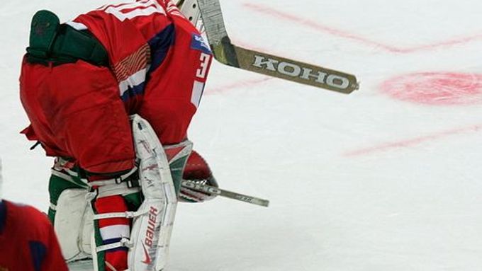 Zklamaný ruský gólman Alexander Jeremneko láme hokejku po semifinalové porážce od Finska.