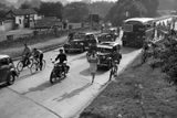 Fotografie z Dorkingu v Anglii, kudy na konci července roku 1948 proběhla štafeta s olympijským ohněm.