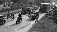 Fotografie z Dorkingu v Anglii, kudy na konci července roku 1948 proběhla štafeta s olympijským ohněm.