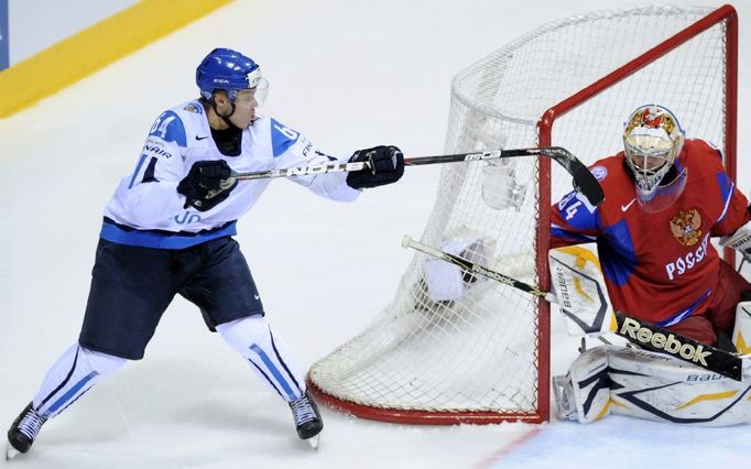 NIKON SPORT AWARD: za nejpůsobivější sérii fotografií ze světa sportu. MICHAL KAMARYT, ČTK: Finský reprezentant Mikael Grandlund střílí gól ruskému brankáři Konstantinu Barulinovi v utkání MS v ledním hokeji, Bratislava 13. 5. 2011 (série).