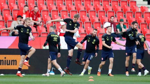 Čeští fotbalisté se rozcvičují před utkáním se Švýcarskem