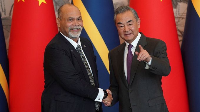 Ministři zahraničí ostrova Nauru a Číny po nastolení diplomatických vztahů.