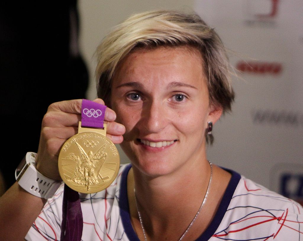 Česká oštěpařka Barbora Špotáková pzuje se zlatou medailí po příjezdu z OH 2012 v Londýně.