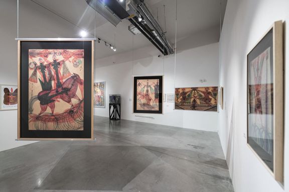 Na snímku z výstavy jsou díla Janka Domšiče.