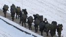 A South Korean soldier (C) looks back as his colleague soldiers march during a military drills near the demilitarized zone separating North Korea from South Korea, in Paju, north of Seoul February 12, 2013. North Korea conducted its third nuclear test on Tuesday in defiance of U.N. resolutions, angering the United States and Japan and prompting its only major ally, China, to call for calm. REUTERS/Lee Jae-Won (SOUTH KOREA - Tags: MILITARY POLITICS) Published: Úno. 12, 2013, 9:43 dop.