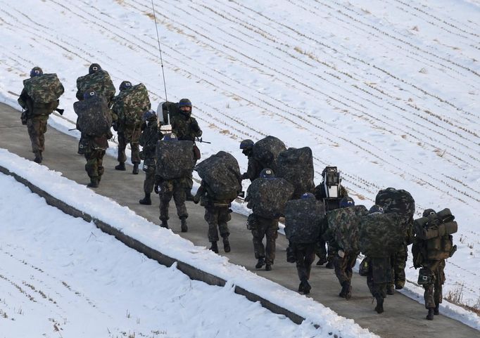 A South Korean soldier (C) looks back as his colleague soldiers march during a military drills near the demilitarized zone separating North Korea from South Korea, in Paju, north of Seoul February 12, 2013. North Korea conducted its third nuclear test on Tuesday in defiance of U.N. resolutions, angering the United States and Japan and prompting its only major ally, China, to call for calm. REUTERS/Lee Jae-Won (SOUTH KOREA - Tags: MILITARY POLITICS) Published: Úno. 12, 2013, 9:43 dop.