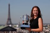 Barbora Krejčíková s pohárem Suzanne Lenglenové. Eiffelovka v pozadí nesmí chybět.