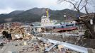 Snímek města Ofunato v prefektuře Iwate pět dní po tsunami.