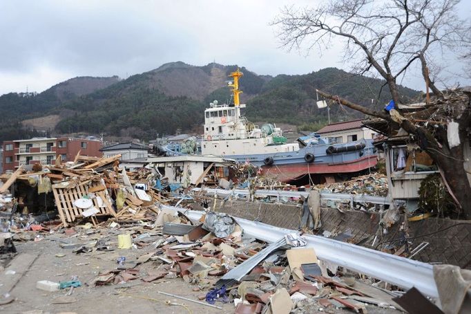 Snímek města Ofunato v prefektuře Iwate pět dní po tsunami.