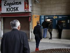 A jde se pro peníze. Momentka z úterního dopoledne na Kypru. Banky mají zavřeno, vše se musí odehrávat v hotovostních platbách.