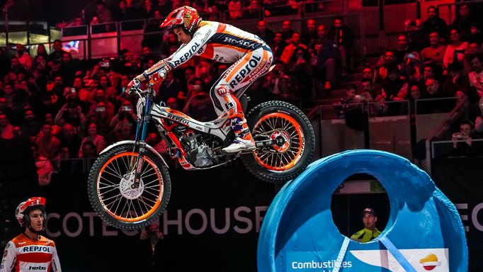 Španělský trialista Toni Bou při útoku na 34. titul mistra světa