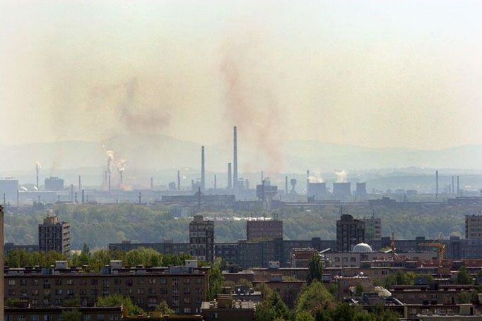 Pohled od západu přes Ostravu. Nad ocelárnami se každou chvíli vyvalí oblak rudého prachu.