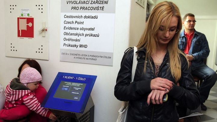 Češi stojí na úřadech ve frontě na pasy hodiny. Kvůli Ukrajině i uvolňování opatření; Zdroj foto: Jan Langer