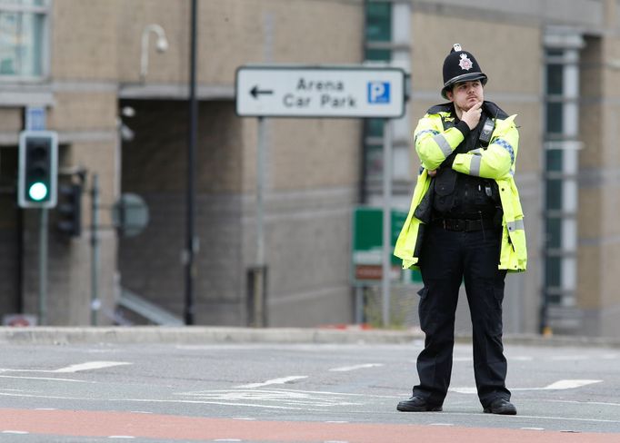 Policista nedaleko Manchester Areny, kde v úterý v noci došlo k výbuchu.