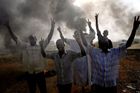 Súdánská armáda rozehnala protest, 13 demonstrantů zemřelo. Lidé staví barikády