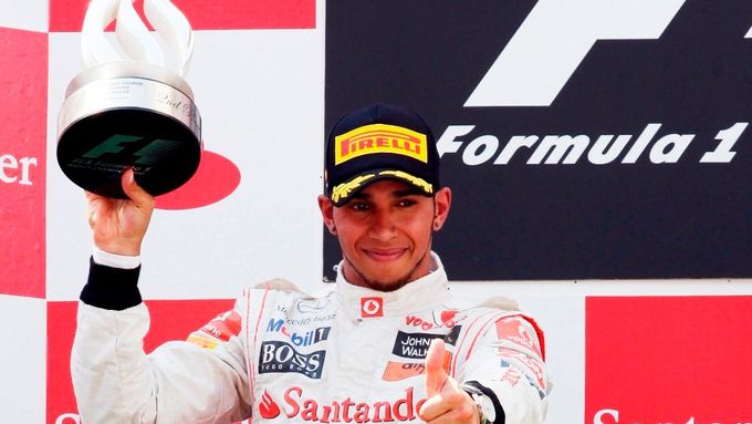 Bude Lewis Hamilton podobným způsobem slavit v barvách Ferrari?