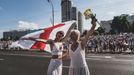 Běloruské ženy v bílém a s květinami protestovaly proti policejnímu násilí.