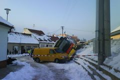 Autobus MHD sjel v Brně ze srázu. Bylo v něm deset lidí