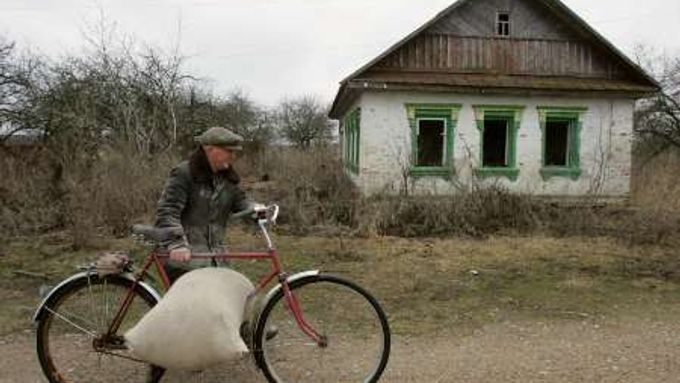 Lidi z Černobylu má 21 let po katastrofě spasit pěstování plodin, z nichž se vyrábějí biopaliva. A ekoturistika