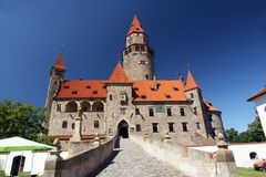 NPÚ odmítl vydat v rámci církevních restitucí hrad Bouzov