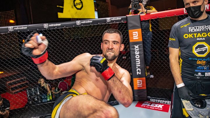 Macek opět nezískal pás šampiona Oktagonu. Američanovi "odklepal" v prvním kole; Zdroj foto: Oktagon MMA