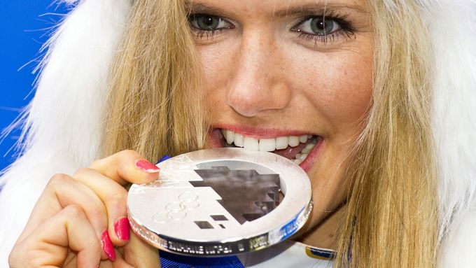 Gabriela Soukalová se stříbrnou medailí z olympiády v Soči. Symbol českého biatlonového úspěchu.