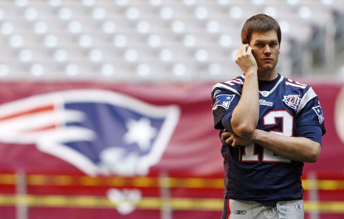 Rozehrávač (quarterback) týmu New England Patriots Tom Brady je jednou z největších hvězd současného amerického fotbalu. Je mu teprve třicet let, ale už třikrát vyhrál Superbowl a dvakrát byl při tom vyhlášen nejlepším hráčem zápasu.