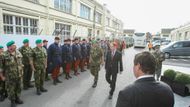 Celá výprava se točí kolem místopředsedy Sněmovny Petra Gazdíka, který se do Francie vypravil spolu s členy Československé obce legionářské. Na pařížském letišti Le Bourget má nástup rota Nazdar.