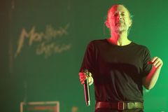 Zpěvák Radiohead Yorke na sólové desce rozkrývá logiku snu, film natočil v Praze