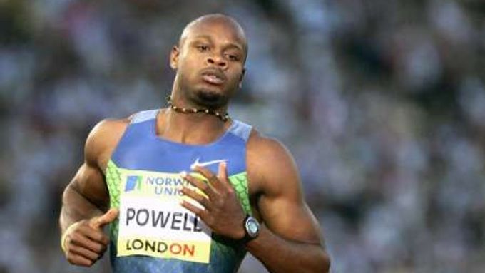 Jamajčan Asafa Powell vítězí na trati na 100 na Grand Prix v Londýně