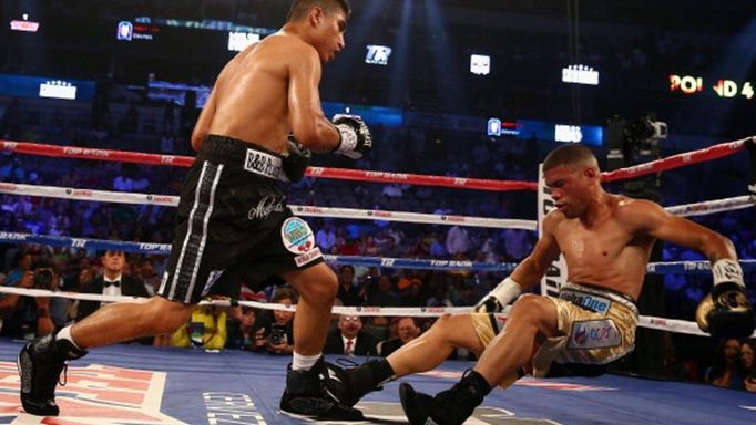 boxerské knockouty roku 2013 (Mikey Garcia vs. Juanma Lopez)