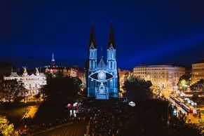 Signal Festival poprvé rozzáří věž Staroměstské radnice, vrací se i na sv. Ludmilu