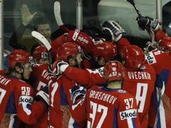 Ruští hráči slaví svou výhru v prodloužení nad Českou republikou