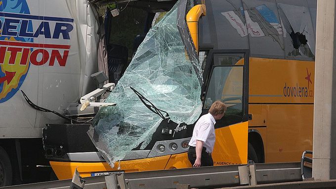 Jednu ženu museli hasiči z autobusu vyprostit.