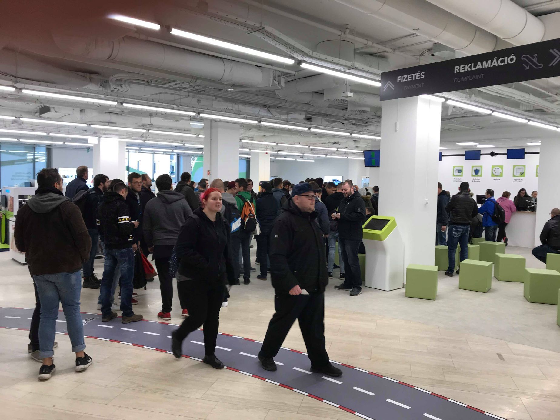 Alza otevřela showroom v Budapešti, slevy přilákaly davy lidí.
