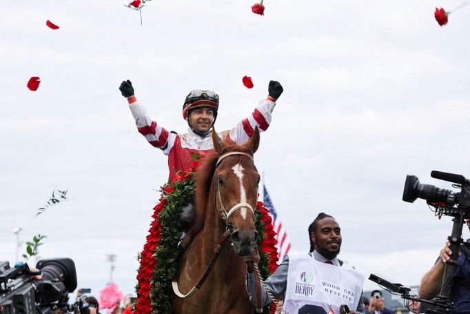 Ryzák Rich Strike s žokejem Sonnym Leonem nečekaně ovládl Kentucky Derby.