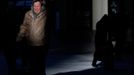 A man grimaces as he adjusts his hood while walking in single digit temperatures on a cold morning in Boston, Massachusetts January 23, 2013. REUTERS/Jessica Rinaldi (UNITED STATES - Tags: ENVIRONMENT SOCIETY) Published: Led. 23, 2013, 3:13 odp.