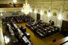 Schůze sněmovny nezačala, opozice zavrhla program