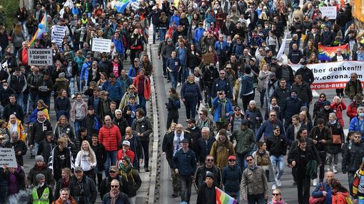 Organizátoři tvrdí, že na jejich shromáždění ve Stuttgartu přišlo 6000 lidí.