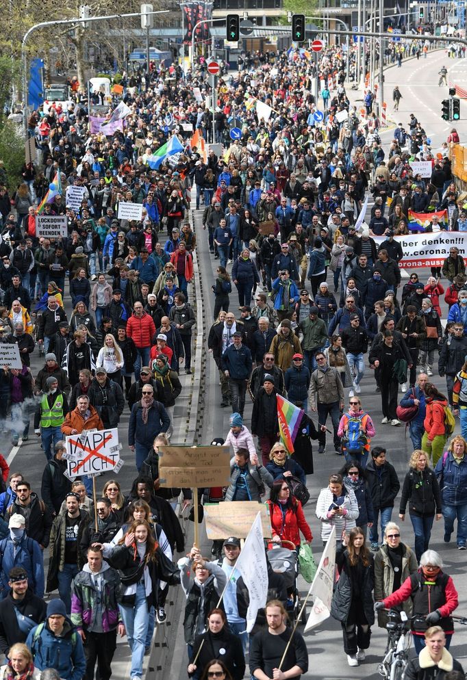 Organizátoři tvrdí, že na jejich shromáždění ve Stuttgartu přišlo 6000 lidí.