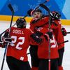 Kanaďané slaví gól do sítě Finska ve čtvrtfinále ZOH 2018