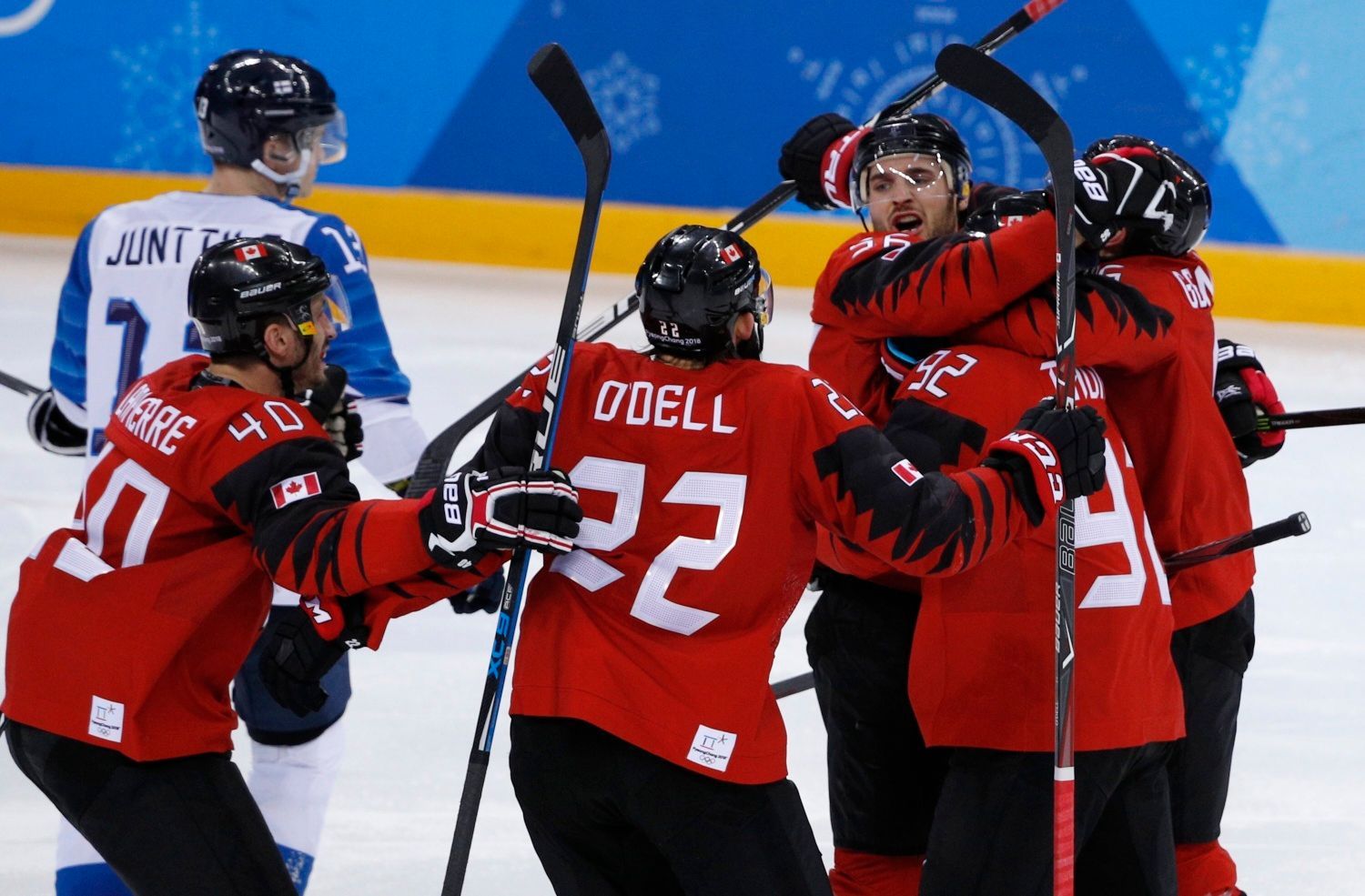 Kanaďané slaví gól do sítě Finska ve čtvrtfinále ZOH 2018