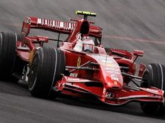 Finský pilot Ferrari Kimi Räikkönen se raduje z vítězství ve Velké ceně Brazílie, které mu vyneslo i titul mistra světa.